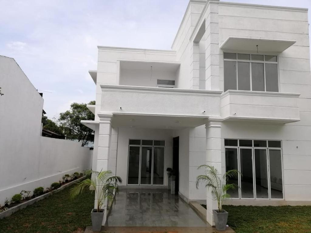 Vidushi Home Minuwangoda ภายนอก รูปภาพ