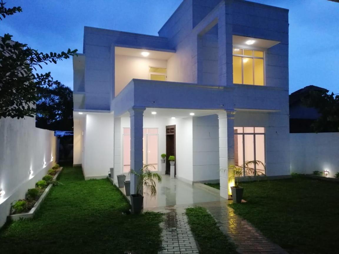 Vidushi Home Minuwangoda ภายนอก รูปภาพ