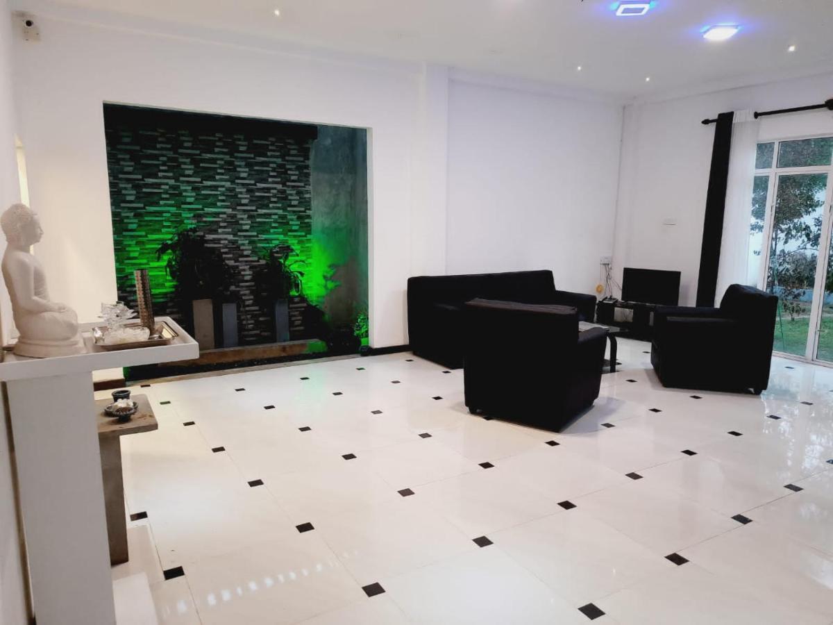 Vidushi Home Minuwangoda ภายนอก รูปภาพ