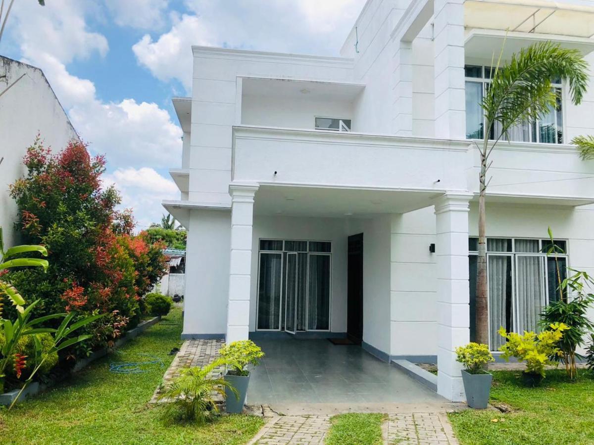 Vidushi Home Minuwangoda ภายนอก รูปภาพ
